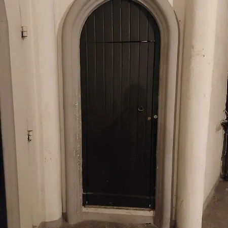 In Neapolitan Castle Int 28 나폴리